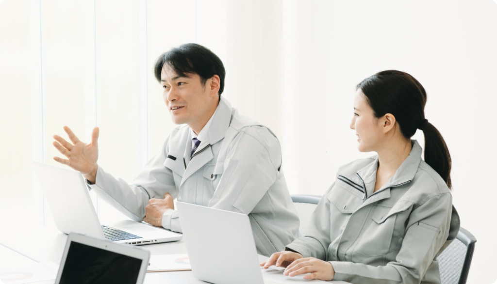 商談をする宇佐美エナジー男女の社員