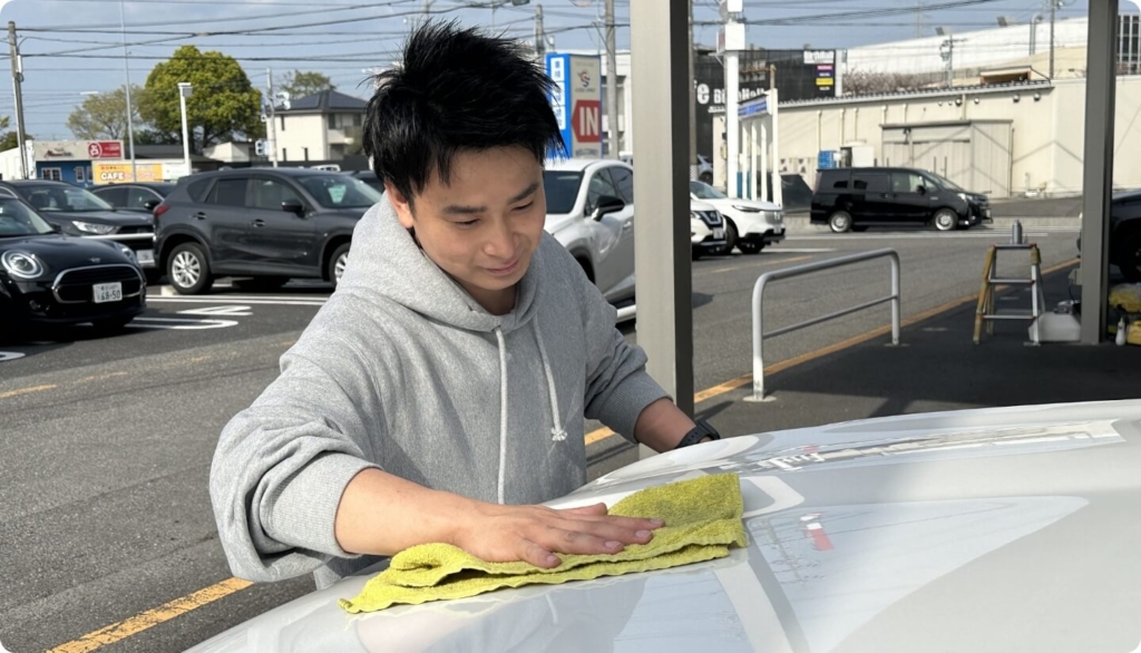 車を磨くグッドスピードの社員